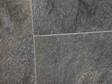 Des carreaux en quartzite aux reflets brillants et leurs joints fins