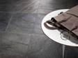 Carrelage en quartzite Deoli Green, table d'appoint blanche et sacoche