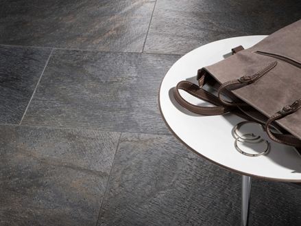 Carrelage en quartzite Deoli Green, table d'appoint blanche et sacoche