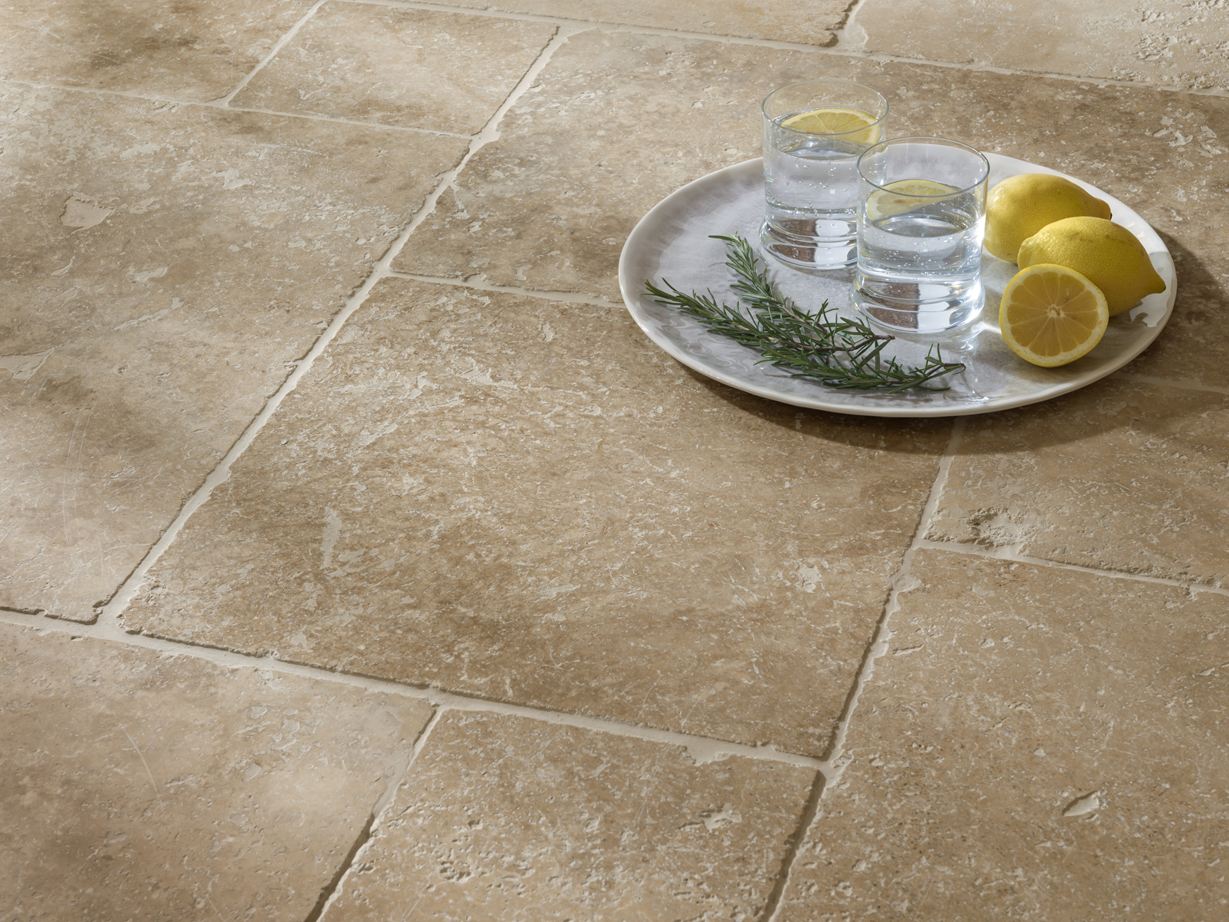 Le style méditerranéen par excellence ! Vue de près sur le carrelage en travertin Classic Country et un plateau posé sur le sol