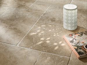 Lire sur le sol en travertin Classic Country : un vrai plaisir