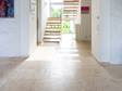 Le carrelage Classic Light posé au sol et un escalier en arrière plan