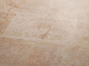 Carreaux de travertin Classic Light posés avec joints fins