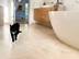 Chat dans salle de bain avec carrelage en travertin Classic Light au sol