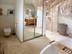 Salle de bain avec sol en travertin Classic Light, baignoire, douche et toilettes