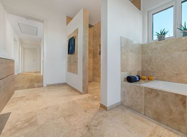 Le travertin Ivory Classic au sol et aux murs de la salle de bain