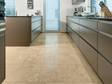 Les carreaux de travertin Ivory Classic dans une cuisine