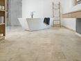 Le carrelage travertin Ivory Cream dans la salle de bain