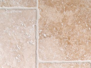 Carreaux de travertin clair à chants tambourinés