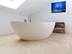 Une salle de bain moderne avec baignoire et sol en travertin Medium Line