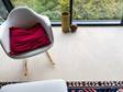 Couloir avec mur en pierre naturelle, buffet en bois et carreau de travertin beige Medium Line comme revêtement de sol