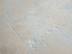 Gros plan sur les carreaux en travertin Medium Line et leurs pores remplis de mortier-joint blanc