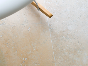 Carrelage en travertin Medium Line et aperçu d'une rocking-chair