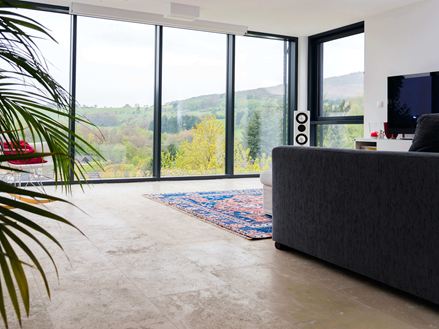 Carrelage en travertin Medium Line dans le salon et grande baie vitrée