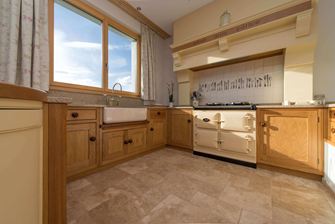 Cuisine en bois avec carrelage en travertin Medium, tambouriné