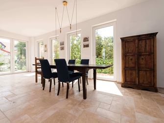 Salon et salle à manger avec mobilier rustique et carreaux de travertin