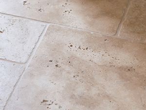 Vue détaillée sur les carreaux en travertin Medium