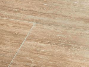 Gros plan sur le carrelage en travertin aspect bois Natura