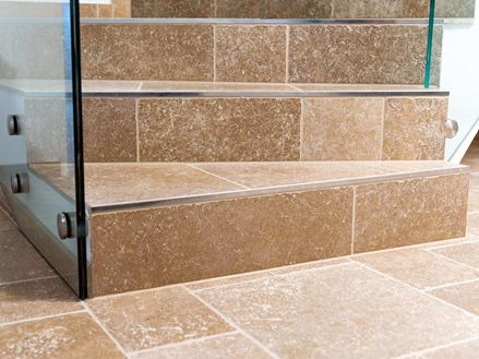 Treppenstufen mit Travertin Noce Fliesen und Glas