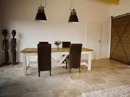 Photo client : les carreaux de travertin Rustic posés dans la salle à manger