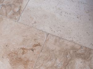 Gros plan sur un carreau de travertin posé