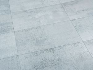 La tendance du béton dans une teinte gris argent Vue sur le carrelage effet béton Iron Silver