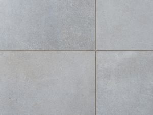 Moderne et facile d'entretien : voici Pure Clay. Gros plan sur le carrelage Pure Clay et ses joints.