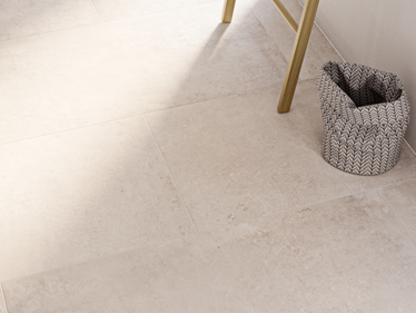 Le carrelage imitation béton Urban Pearl dans la salle de bain avec objets de décoration