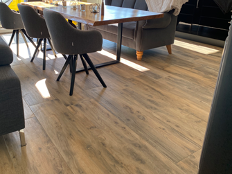 Salle à manger avec sol imitation parquet Canada Lodge