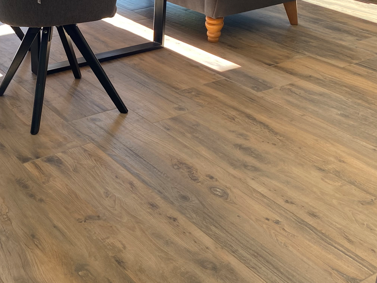 Le carrelage Canada Lodge : un effet convivial et naturel Le carrelage imitation parquet Canada Lodge dans la salle à manger