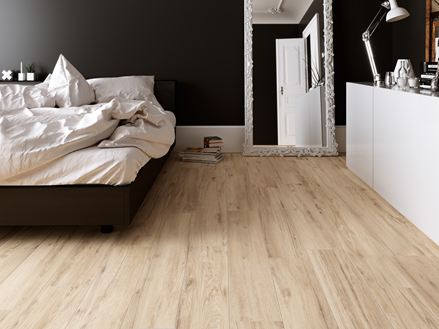 Une chambre au sol en grès cérame effet bois Scandi Light.