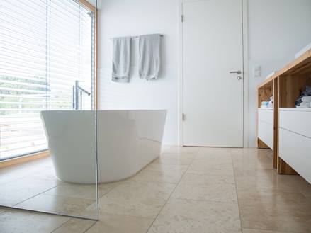 Une salle de bain moderne avec un carrelage en travertin Classic Light