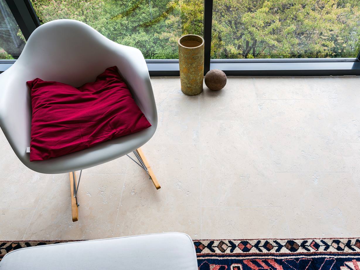 Le carrelage en travertin Medium Line, pour des pièces spacieuses Couloir avec mur en pierre naturelle, buffet en bois et carreau de travertin beige Medium Line comme revêtement de sol