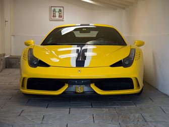 Un garage et une Ferrari jaune sur un sol en grès
