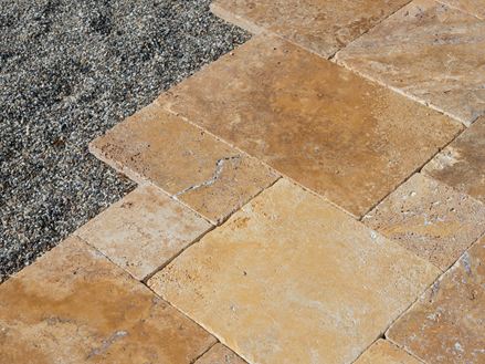 Les dalles de travertin Gold sont posées sur des gravillons nobles