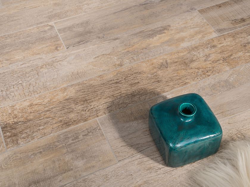 Carreaux en grès cérame fin en aspect bois avec vase décoratif vert