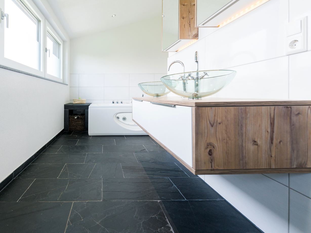 Le style moderne noir et blanc est indétrônable. salle de bain en ardoise, bois et style moderne