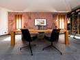 Mustang en ardoise dans un bureau avec une grande table en bois, deux chaises noires et un casier à vin à l'arrière-plan