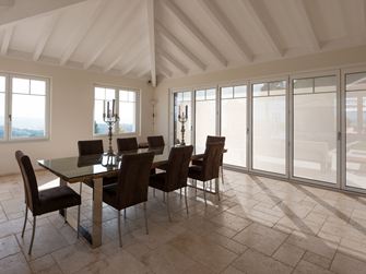 salle a manger table chaises baies vitrées