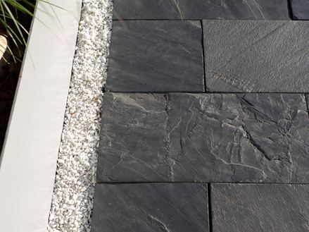 Vue rapprochée de la dalle d'ardoise et de la bordure