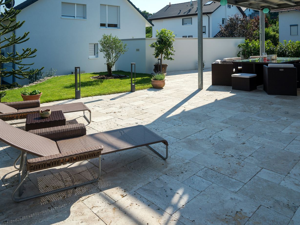 Le travertin fais de votre terrasse un havre de paix. Terrasse Medium en travertin tambouriné