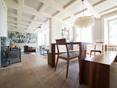 un salon avec des éléments bois tables et chaises et sol en bois