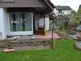 Terrasse en construction avec pelouse au premier plan