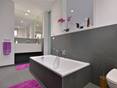 Le sol gris se marie bien avec des couleurs vives. La salle de bain avec un sol et un revêtement mural en ardoise Grey Slate