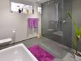 Une salle de bain avec un sol et un revêtement mural en ardoise Grey Slate