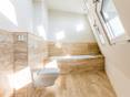 On opte pour le travertin Natura au mur et au sol. Salle de bain et bain en carrelage travertin Natura