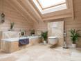 Une salle de bain de rêve en travertin Rustic... La salle de bain avec un sol et un revêtement mural en travertin Rustic