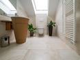 La lumière met en valeur l'espace et le travertin. salle de bain toilettes chauffe serviette lavabo miroir carrelage vanilla Rustica