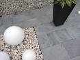 Des plantes et des boules décoratives sur des dalles Blaustein Azur en pierre calcaire