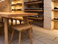 Zoom sur la cave à vin en Kandla Grey